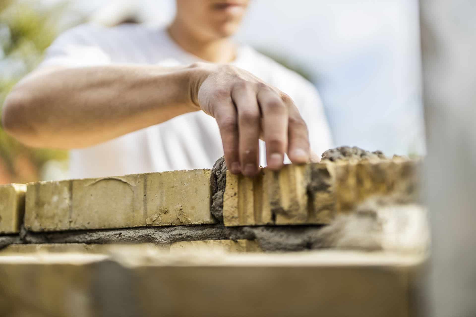 lægning af mursten i farver